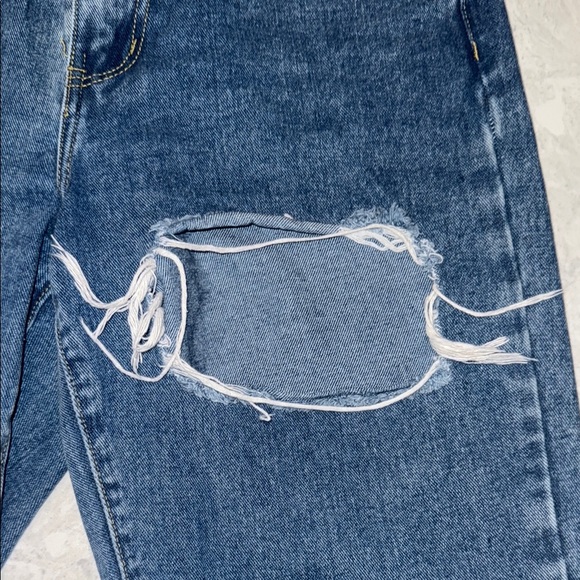 PrettyLittleThing Blue Distressed Mom Jeans - Picture 4 of 5
